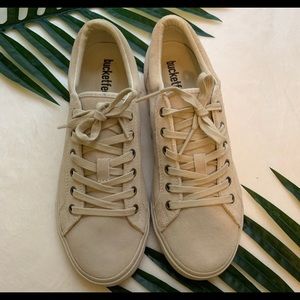 Bucket feet casual shoe